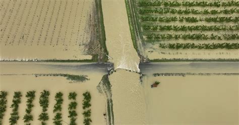 Ponte crollato a Prada: l'acqua sbriciola la strada 